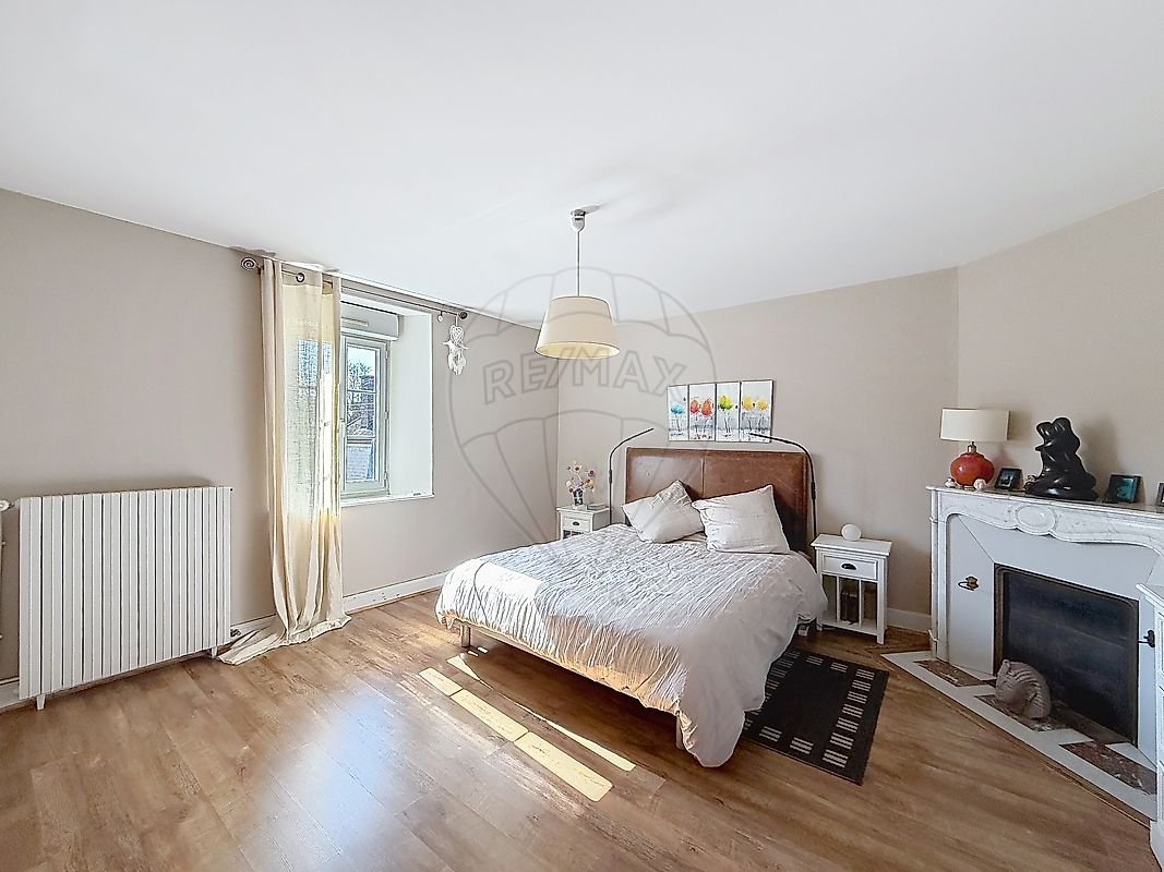 d8a85a74-f318-41aa-a109-eb7cc2d8822e